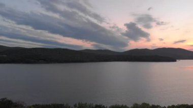 Ağaçlar ve deniz Günbatımı ile seaguls sırasında defne üzerinde casus uçak hava atış - hamle