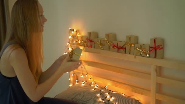 Slowmotion plan d'une jeune femme préparant un calendrier de Noël edvent — Video