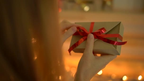 Slowmotion tiro de uma jovem mulher preparando um calendário edvent Natal — Vídeo de Stock