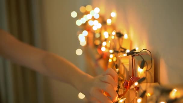 Slowmotion plan d'une jeune femme préparant un calendrier de Noël edvent — Video