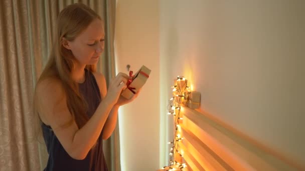 Primer plano de una joven que prepara un calendario de edvent de Navidad — Vídeos de Stock