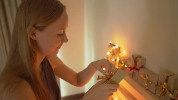 Closeup tiro de uma jovem mulher preparando um calendário edvent Natal — Vídeo de Stock