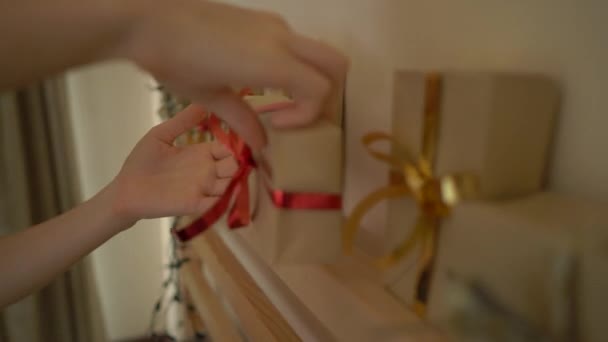 Primer plano de una joven que prepara un calendario de edvent de Navidad — Vídeo de stock