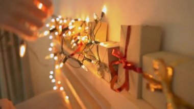 Genç bir kadın bir Noel edvent takvim hazırlama closeup çekim