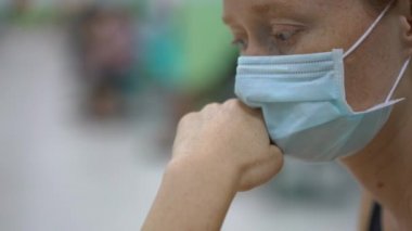 Bir hastanede doktorlar randevu için bekleyen oturan hasta genç kadın