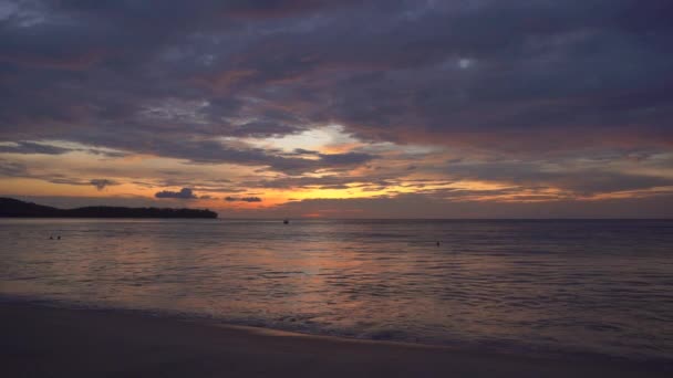 Scatto al rallentatore di un fantastico tramonto su una spiaggia — Video Stock