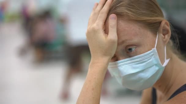 Beteg fiatal nő ül egy kórházi orvosok találkozó vár — Stock videók