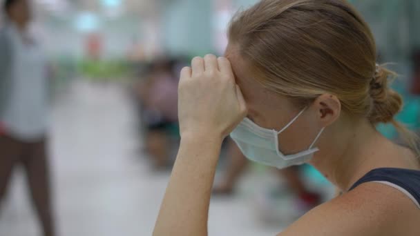 Kranke junge Frau sitzt im Krankenhaus und wartet auf Arzttermin — Stockvideo