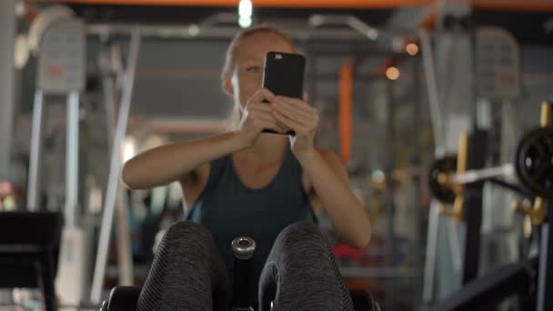 Slowmotion Záběr Mladé Ženy Posilovně Třese Tisku Ruce Držel Telefon — Stock video