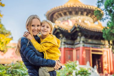 Tatil Çin'de zevk. Anne ve oğlu yasak şehir içinde. Çin'e çocuk kavramı ile seyahat. Vize ücretsiz transit 72 saat, Çin'deki 144 saat