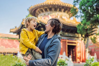 Tatil Çin'de zevk. Baba ve oğul yasak şehir içinde. Çin'e çocuk kavramı ile seyahat. Vize ücretsiz transit 72 saat, Çin'deki 144 saat