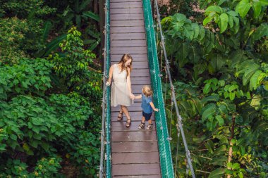 Anne ve oğlu, asma köprü Kuala Lumpur, Malezya
