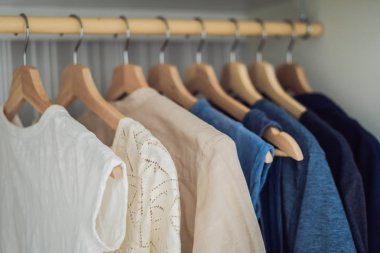 Koyu mavi için beyaz degrade dolap askı elbise