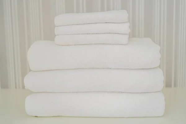 Dolaptaki beyaz kabarık havlu yığını. Otel konsepti hizmetinde. Çamaşırhane — Stok fotoğraf