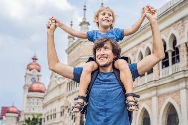 Baba ve oğlu Sultan Abdul Samad bina Kuala Lumpur, Malezya için arka plan üzerinde. Çocuk kavramı ile seyahat