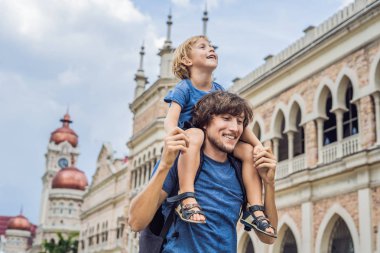 Baba ve oğlu Sultan Abdul Samad bina Kuala Lumpur, Malezya için arka plan üzerinde. Çocuk kavramı ile seyahat