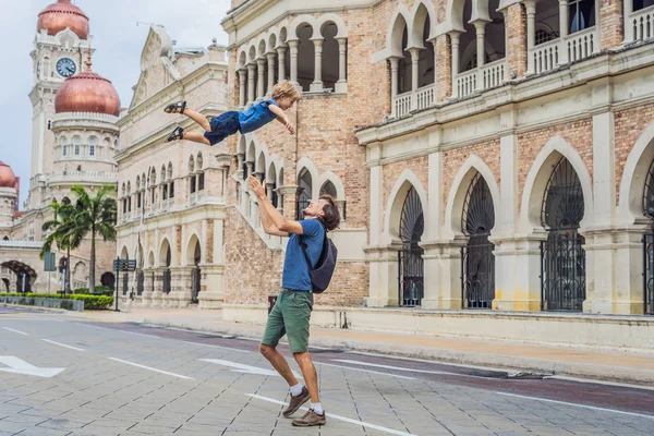 Pappa och son på bakgrund av Sultan Abdul Samad byggnad i Kuala Lumpur, Malaysia. Resor med barn koncept — Stockfoto