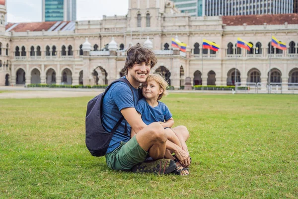 Táta a syn na pozadí Merdeka square a Sultan Abdul Samad Building. Cestování s dětmi koncepcí — Stock fotografie