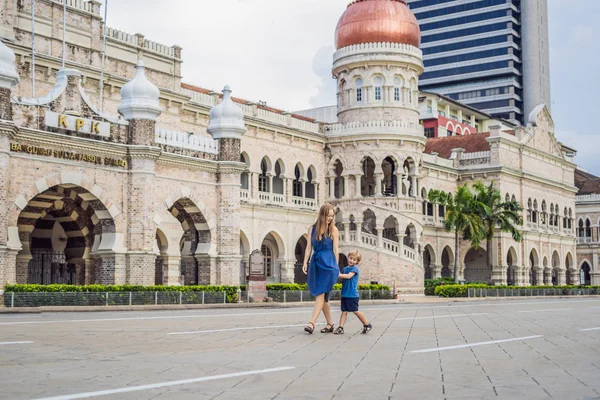 Mutter und Sohn im Hintergrund des Sultan-Abdul-Samad-Gebäudes in Kuala Lumpur, Malaysia. Reisen mit Kindern — Stockfoto