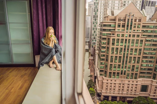 Donna avvolta in una coperta e guardando la grande città — Foto Stock