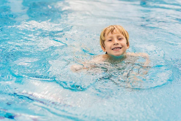 Primer plano de niño nadando en la piscina — Foto de Stock