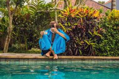 Hasta bir adam gezgin. Adam tatilde üşütmüş, çay içme havuzda üzgün oturur ve burnunu içine bir peçete darbeler. Oğlu sağlıklı ve yüzme havuzunda. Seyahat sigortası kavramı