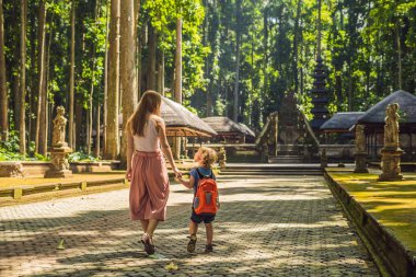 Anne ve oğlu yolcuları maymun orman, Bali Endonezya Ubud ormanda keşfetmek. Çocuk kavramı ile seyahat