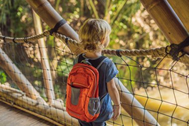 Bambu köy, geleneksel evleri Bali adasının merkezinde saz çatılı bambu tarafından inşa çocuk. Çok özgün ve yeşil kavramı