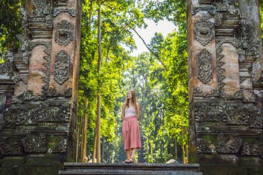 Genç kadın Gezgin maymun orman, Bali Endonezya Ubud ormanda keşfetmek. Çocuk kavramı ile seyahat