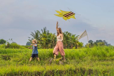 Anne ve oğlu bir pirinç alan Ubud, Bali Adası, Endonezya uçurtma başlatmak
