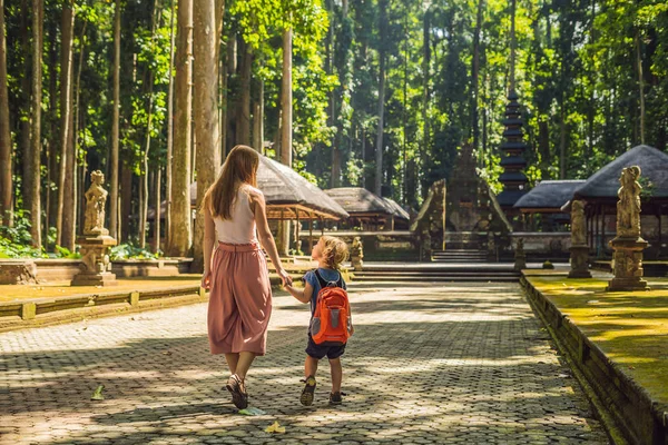 Moeder en zoon reizigers ontdekken van Ubud bos in Monkey forest, Bali, Indonesië. Reizen met kinderen concept — Stockfoto