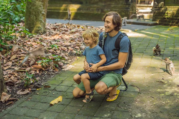 Táta a syn cestovatelé objevování lesa Ubud v Monkey forest, Bali Indonésie. Cestování s dětmi koncepcí — Stock fotografie