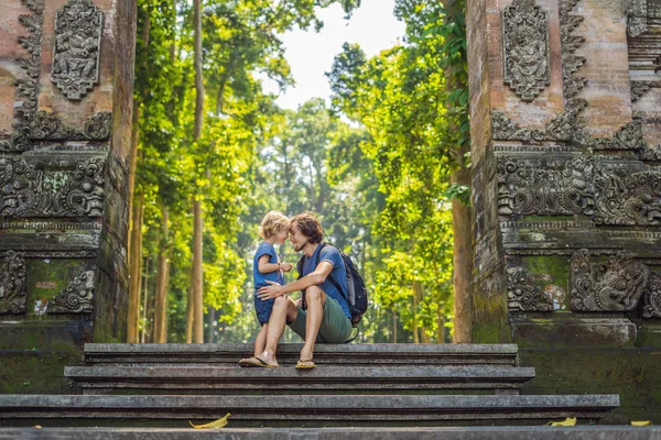 Viajeros de papá e hijo descubriendo el bosque de Ubud en el bosque de monos, Bali Indonesia. Viajar con concepto de niños — Foto de Stock