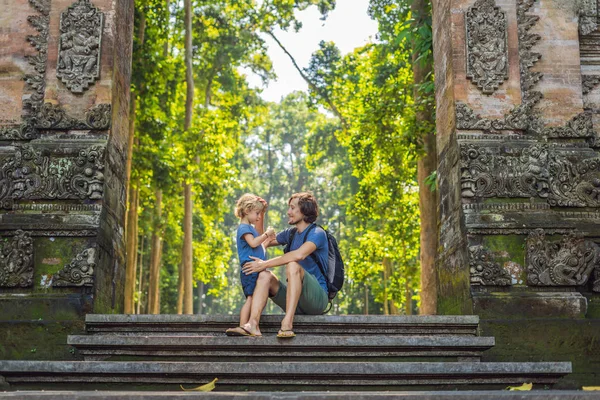 Vader en zoon reizigers ontdekken van Ubud bos in Monkey forest, Bali, Indonesië. Reizen met kinderen concept — Stockfoto