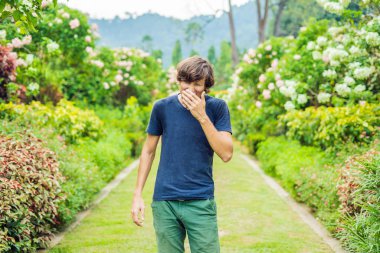 Genç üfleme burun önünde çiçek açan ağaç adam. Bahar Anti kavramı