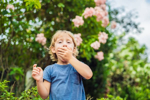 Çocuk burun önünde çiçek açan ağaç üfleme. Bahar Anti kavramı. Çocuk Alerji — Stok fotoğraf