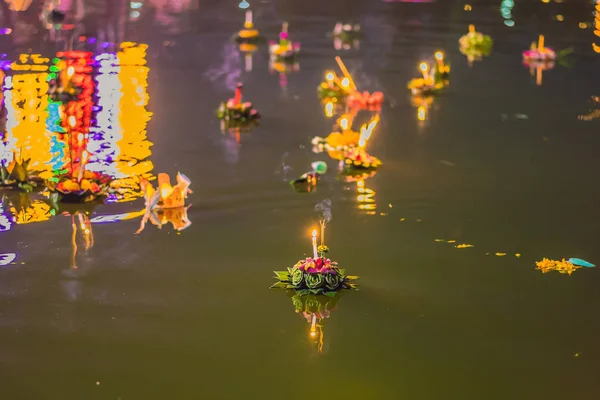 Loy Krathong Festival, Menschen kaufen Blumen und Kerzen zum Anzünden und schwimmen auf dem Wasser, um das Loy Krathong Festival in Thailand zu feiern — Stockfoto