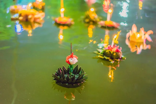 사람들은 타이의 로이 크라 통 축제를 기념하기 위해 꽃과 촛불을 사서 불을 밝히고 물 위에 떠 있다 — 스톡 사진