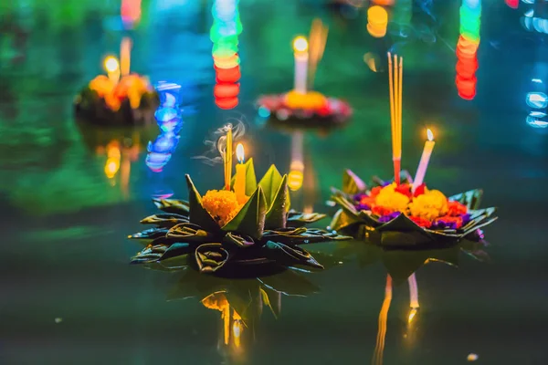 Loy Krathong φεστιβάλ, οι άνθρωποι αγοράζουν λουλούδια και κερί για να ανάψει και επιπλέουν στο νερό για να γιορτάσουν το Loy Krathong φεστιβάλ στην Ταϊλάνδη — Φωτογραφία Αρχείου