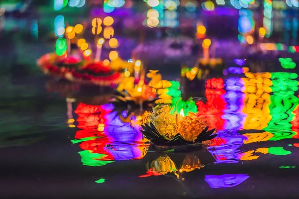在泰国，人们买鲜花和蜡烛点灯，然后在水面上飘浮，庆祝洛城节 — 图库照片