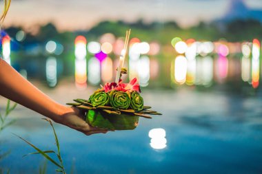 Genç kadın Loy Krathong, su üzerinde çalışan kutluyor. İnsanlar çiçek ve mum yakıp Tayland Loy Krathong Festivali kutlamak için su üzerinde yüzer Loy Krathong Festivali, satın