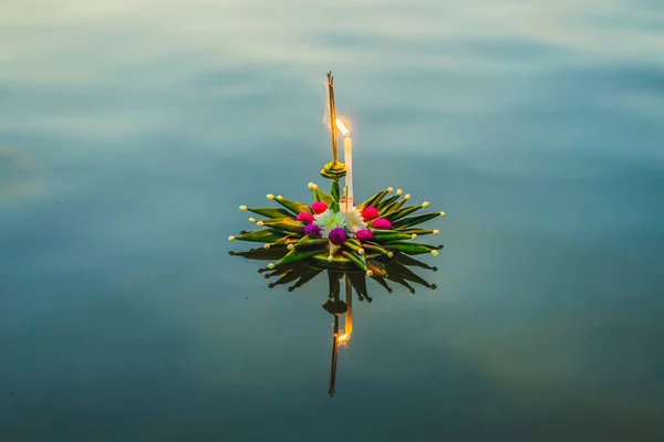 Фестиваль Лой-Кратонг, люди купують квіти і свічки для світла і плавають на воді, щоб відсвяткувати фестиваль Лой-Кратонг в Таїланді. — стокове фото