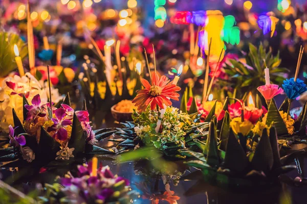 Loy Krathong festival, as pessoas compram flores e velas para acender e flutuar na água para celebrar o festival Loy Krathong na Tailândia — Fotografia de Stock