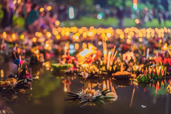 Loy Krathong festival, as pessoas compram flores e velas para acender e flutuar na água para celebrar o festival Loy Krathong na Tailândia — Fotografia de Stock