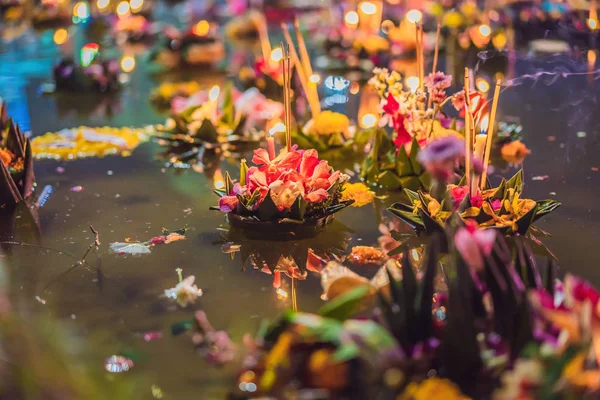 Loy Krathong festival, People buy flowers and candle to light and float on water to celebrate the Loy Krathong festival in Thailand — Stock Photo, Image