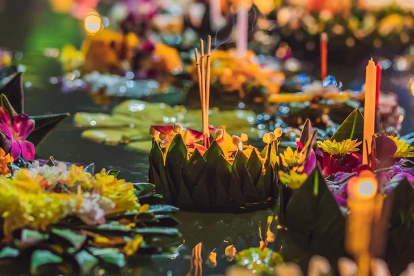 Loy Krathong φεστιβάλ, οι άνθρωποι αγοράζουν λουλούδια και κερί για να ανάψει και επιπλέουν στο νερό για να γιορτάσουν το Loy Krathong φεστιβάλ στην Ταϊλάνδη — Φωτογραφία Αρχείου