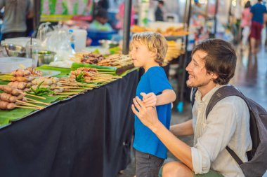 Baba ve oğul turist street yürüyüş Asya gıda pazarında vardır