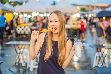 Genç kadın turist street yürüyüş Asya gıda pazarında