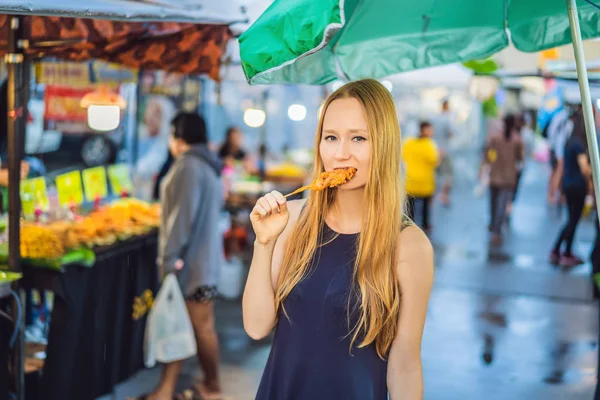 Młoda kobieta turystycznych na Walking street Asian food market — Zdjęcie stockowe