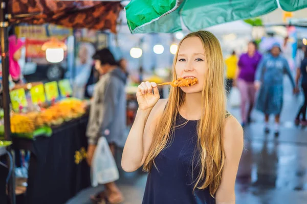 Молода жінка туриста на Walking street Азіатський продовольчий ринок — стокове фото